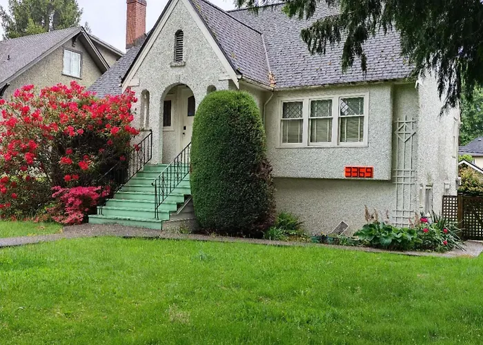 Vintage And Secluded Room In Vancouver West